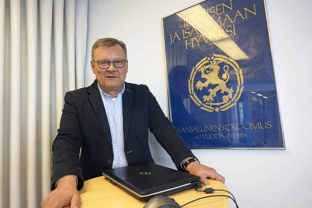 Pirkanmaan Kokoomuksen toiminnanjohtaja Jari Porraslampi on ennättänyt pitkällä työurallaan käydä lukuisat eri vaalit. Hänen mukaansa kokoomusväki on hyvin innostunut uudesta vaikuttamiskanavasta tulevissa itsehallinnollisten maakuntien maakuntavaltuustoissa. Kokoomus havittelee paikkaa Pirkanmaan suurimmaksi maakuntavaltuustopuolueeksi.