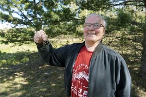 Pirkanmaan Sitoutumattomat ry:n puheenjohtaja Teuvo Nieminen on äreissään vaalimenettelystä, jossa yhdistyksen perustamalta valitsijayhdistykseltä vaaditaan sata kannattajakorttia jokaista ehdokasta kohden. Valkeakoskelaispoliitikko soisi sote- ja maakuntauudistuksen karahtavan lopullisesti karille. Suomen Sitoutumattomat ry:n ja Pirkanmaan Sitoutumattomat ry:n