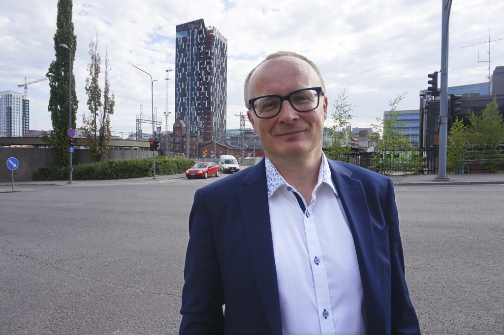 Valtiovarainministeriön kunta- ja aluehallinto-osastolla työskentelevä maakuntauudistuksen muutosjohtaja Kari Hakari kuvailee sote- ja maakuntauudistuksen valmistelua vuoristoratamaiseksi menoksi. – Jokainen päivä tuo muutoksia. Eri tahot koettavat kilvan vaikuttaa lopputulokseen. 