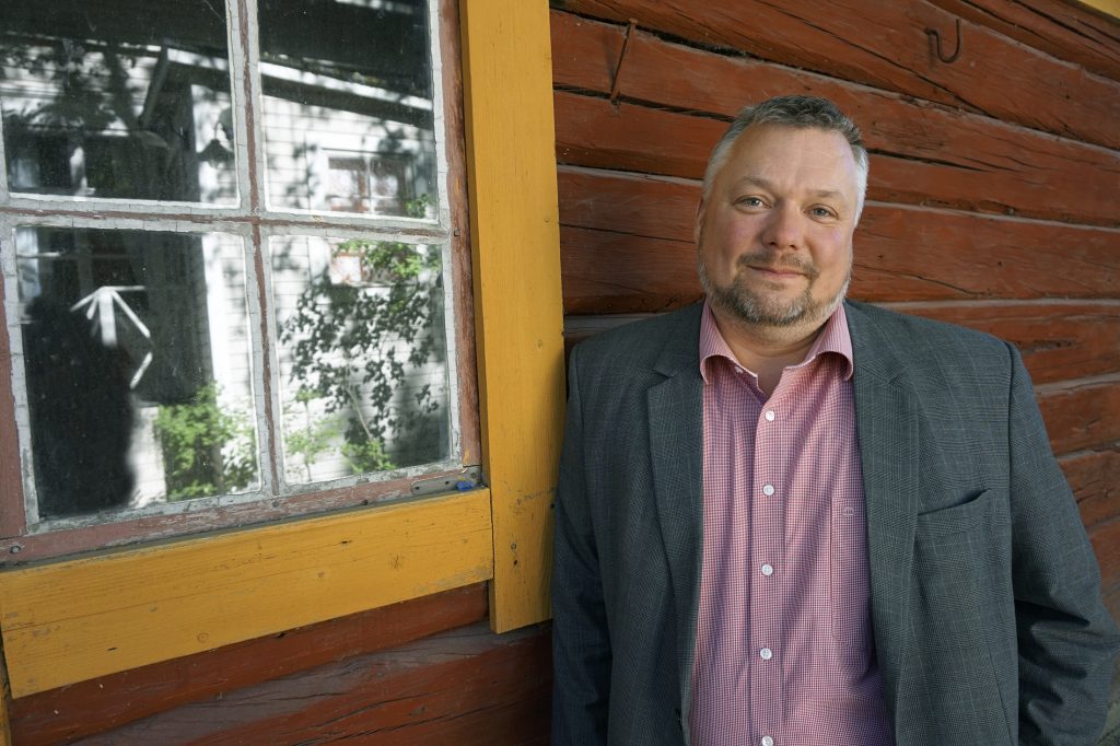 Roope Lehto on ollut jo kahden vuoden ajan maakunnan rakentamisen keskiössä. Nokialaispoliitikko johtaa maakuntauudistuksen poliittista ohjausryhmää, jonka työskentelyä hän pitää laadukkaana ja vastuullisena. – Eduskunnan on saatava lait valmiiksi, jotta pääsemme luontevasti maakunnan toteuttamistyöhön.