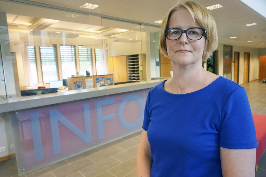 Pirkanmaan valmisteluorganisaatio tekee Suomen parasta ja Euroopan kiinnostavinta maakuntaa. Kokeneen kaupunkitiedottajan ja maakuntauudistuksen valmistelussa avainpaikalla toimivan Tiina Helmisen mukaan mahtipontinen tavoite pitää sisällään laadukkaan viestinnän, jonka turvin pirkanmaalaiset oppivat varsin ripeästi käyttämään itsehallinnollisen maakuntansa palveluita ja vaikuttamaan niiden kehitykseen.