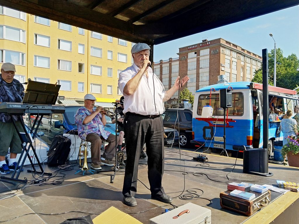 Pispalan sälli alias Ilkka Kuusniemi juhli 70-vuotispäiväänsä konsertoimalla torstaina Tampereen Tammelan torilla. (Kuva: Matti Pulkkinen)
