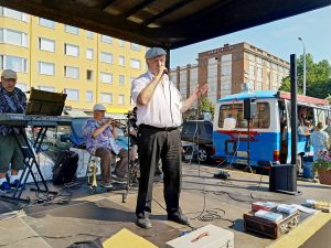 Pispalan sälli alias Ilkka Kuusniemi juhli 70-vuotispäiväänsä konsertoimalla torstaina Tampereen Tammelan torilla. (Kuva: Matti Pulkkinen)