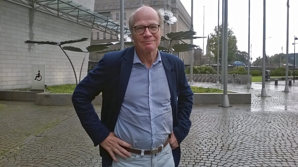 Pitkäaikainen kansanedustaja ja monikertainen ministeri Kimmo Sasi sanoo, että maakunta- ja sote-uudistus osoittaisi hyötynsä tulevaisuudessa. Hänen mielestään hanke on toteutettava nyt. - Eli, jos nyt ei saada valmista, uudistus ei valmistu koskaan, hän ravistelee.