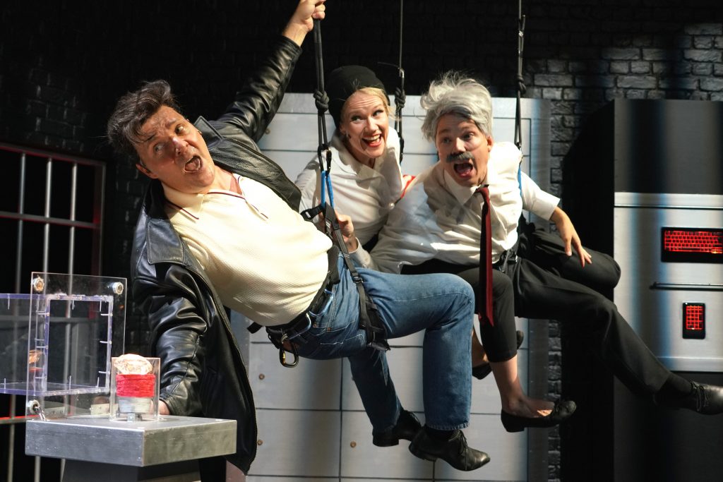 Tommi Raitolehto (vas.), Petra Ahola ja Verneri Lilja täydessä vauhdissa komediassa Tämä on ryöstö! Tampereen Työväen Teatterin kantaesityksessä on vauhtia ja väriä.