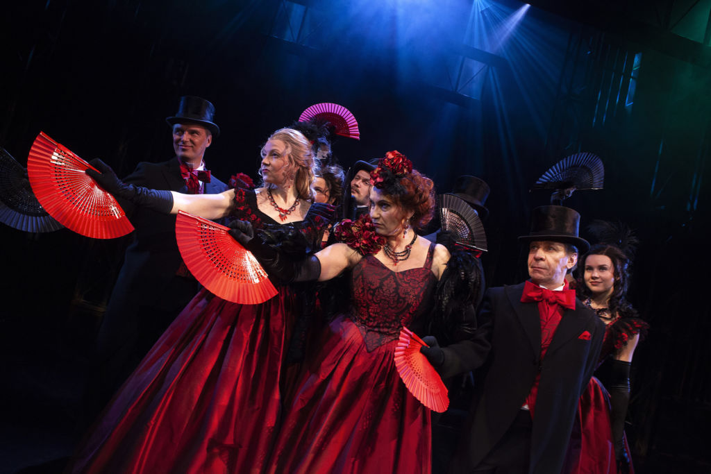 - Ihmiset ovat julmia, älä ole huomaavinasi. Mutta minkä takia sinä asetit itse alttiiksi? Miksi ärsytät tahallaan? Seurapiirit hylkäsivät Anna Kareninan tylysti. (Kuva: Harri Hinkka)