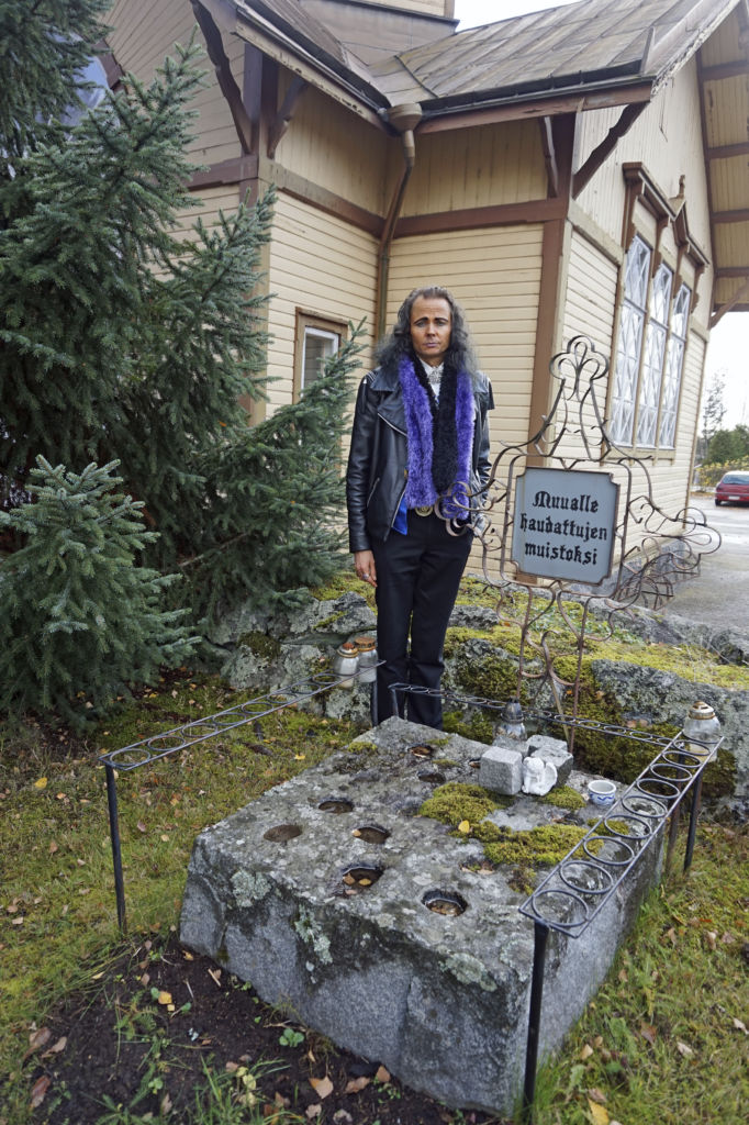 Vesilahden kirkkoherra Harri Henttinen pitää tärkeänä sitä, ettei rakkaansa menettäneellä ihmisellä suru jää työstämättä. Henttisen mukaan toinen ihminen on paras lohduttaja ja myötäeläjä. Tulevana pyhäinpäivänä ihmiset sytyttävät muistokynttilöitä niin perinteisillä kuin virtuaalisilla hautausmailla.