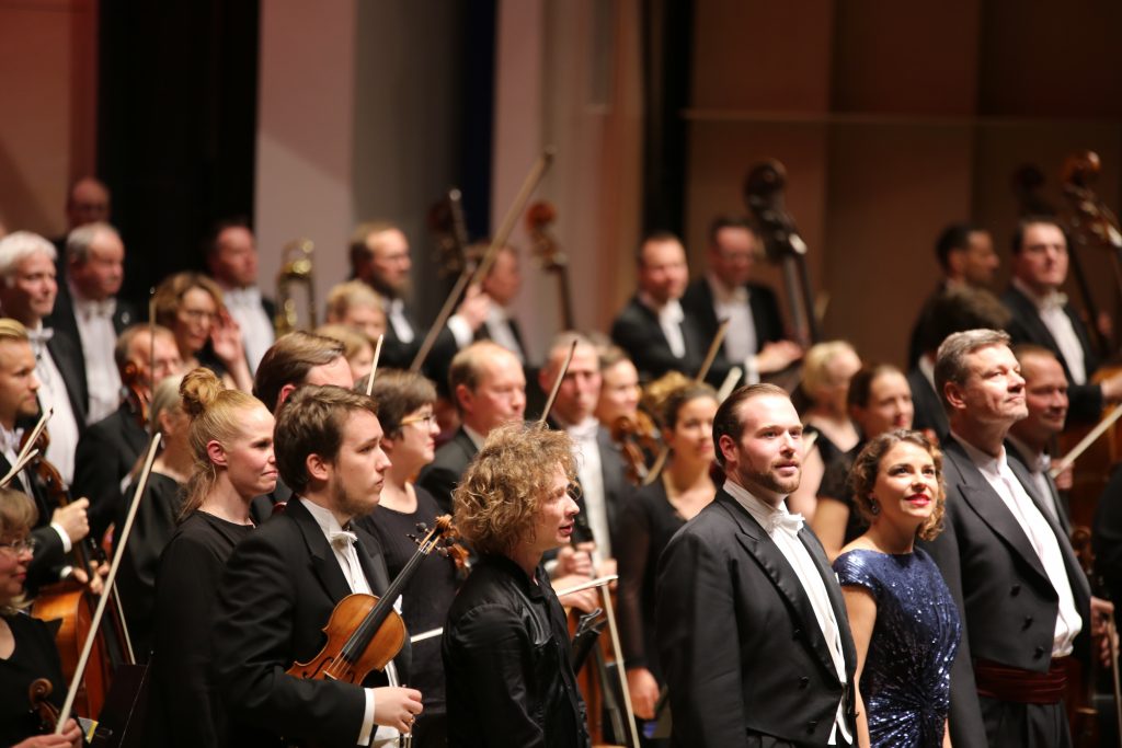 Tampere Filharmonian, Tampereen Filharmonisen Kuoron, Tampereen Oopperan kuoron ja Pirkanpoikien perjantai-iltainen Carl Orffin Carmina Burana muodostui tämän syyskauden ehdottomaksi kohokohdaksi. Kapellimestari Santtu-Matias Rouvali innosti koko laajan esiintymiskaartin huippusuoritukseen. Tenori Brett Sprague, sopraano Tuuli Takala ja baritoni Jaakko Kortekangas loistivat solisteina. Vetovoimainen esitys nähtiin myös lauantai-iltana. Molemmat esitykset raikuivat loppuunmyydyille saleille. (Kuva: Linda Salo)