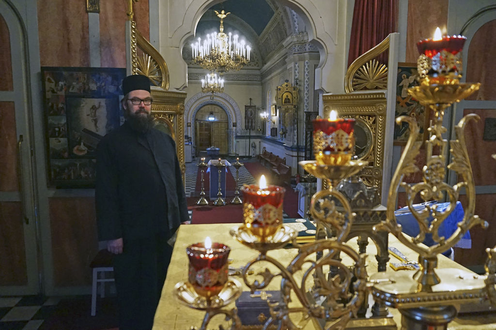 Suomen ortodoksista kirkkoa johtava arkkipiispa Leo toivoo suomalaisten palauttavan perheelle, vanhemmuudelle, kodille sekä uskonnolle ja hengellisyydelle kuuluvan arvostuksen. Hänen mukaansa viime sunnuntaina Suomen ortodoksisesta kirkosta annetun asetuksen 100-vuotisjuhlaa viettänyt kirkko tarjoaa ihmisille sitä kristillistä perintöä, joka jo pitkässä historiassa on eletty todeksi. (Kuva: Matti Pulkkinen)