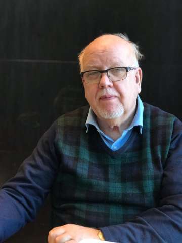 Akaalainen Erkki Ritola iloitsee siitä, että sunnuntaiaamuiset liturgiat kokoavat kirkkoon iloisen paljon lapsiperheitä. Hänen mukaansa ortodoksinen perintö ja perinne säilyvät parhaiten, kun vanhemmat ja kummit opastavat lapset kirkon traditioihin. (Kuva: Erkki Ritolan albumi)