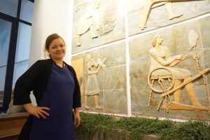 Pirkanmaan maakunta- ja sote-uudistuksen kulttuurisoten projektipäällikkönä toimiva Kirsi Siltanen muistuttaa, että jokaisella ihmisellä on oikeus nauttia kulttuurista ja taiteesta. – Tämä on tärkeä osa sosiaali- ja terveydenhuoltoa, hän painottaa. Taiteilija Michael Schilkinin tekemät reliefit jäävät vain harvojen silmien herkuiksi Pirkanmaan liiton tiloissa.