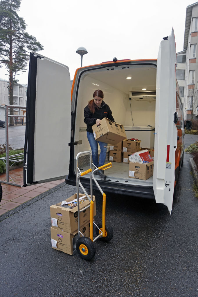 Kuljettaja Ulla Liimola kokee työnsä hyvin mielekkääksi. Hän kuulee asiakkailta vuolaasti kiittävää palautetta. – Asiakkaista tulee jopa ystäviä, hän kehuu.