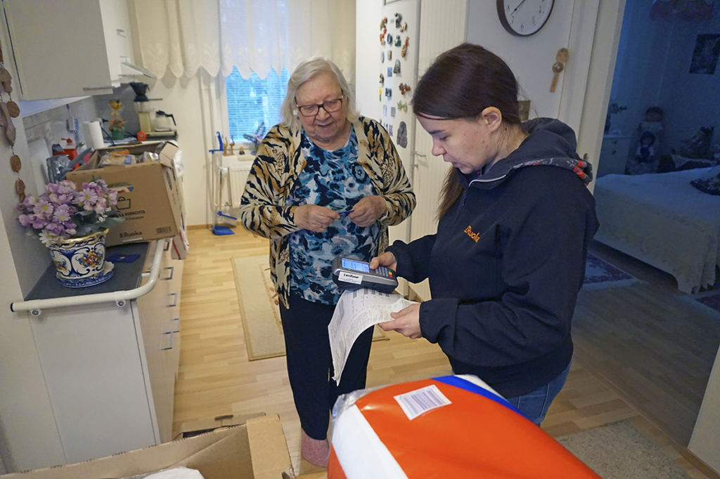 Ruusa Mäkinen haluaa kokata itse ruokansa. Lääkäri on kieltänyt häneltä raskaiden kassien kantamisen. Ruokaverkkokauppa ja kotiinkuljetuspalvelu on hänen mielestään parasta, mitä kaupan saralla on aikoihin tapahtunut.