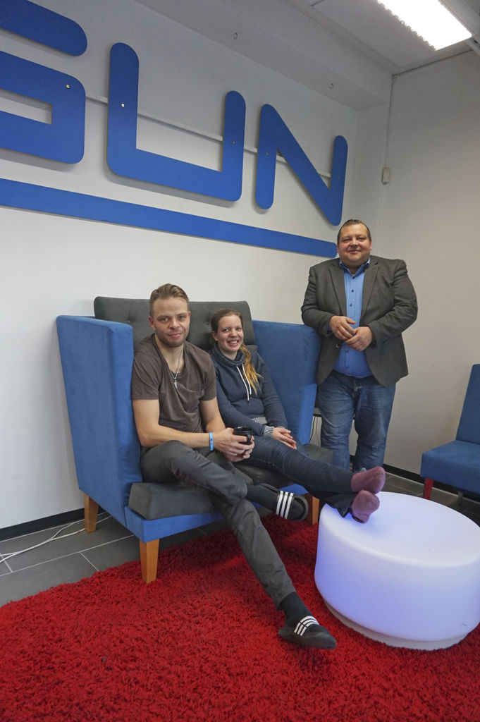 SUN Radio täytti joulukuussa jo 33 vuotta. Juontajilla Ilkka Lahdella (vas.) ja Kaisu Lämsällä on koko Pirkanmaa hanskassa. Toimitusjohtaja Sammo Hyttilä sanoo kaupallisen paikallisradion elävän samassa tahdissa  voimakkaasti kehittyvän kasvumaakunnan kanssa.