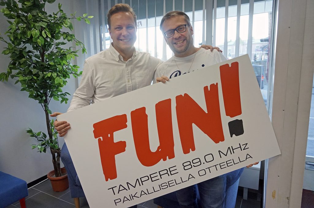 FUN Tampere on manselaisten oma radiokanava. Valtteri Kujansuun (vas.) mukaan Ratikkaradio on oiva esimerkki paikallisradion palvelualttiudesta. Kimmo Hoivassilta sanoo kasvukaupungin tarjoavan loputtomasti kiinnostavia radiojuttuaiheita.