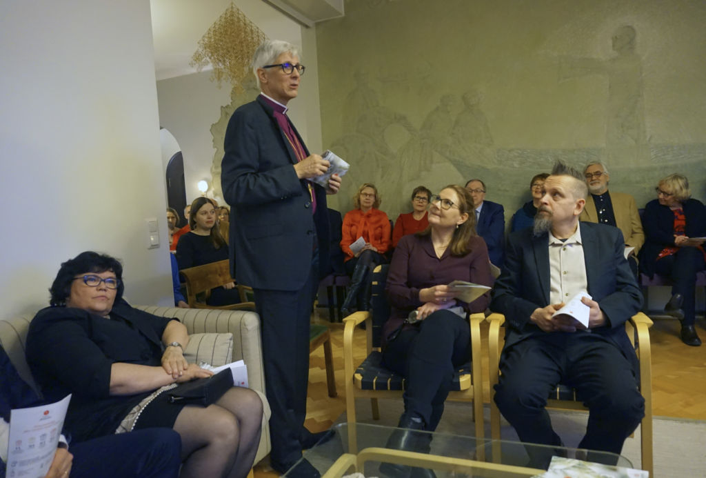 Piispa Matti Repo kertoi taannoisesta Tansanian-matkastaan, jolla hän näki, miten rakkaita ja tärkeitä puut ovat ihmisille. – Meille suomalaisille puut ovat itsestäänselvyyksiä, hän herätteli. (Kuva: Matti Pulkkinen)