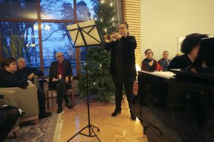 Tampereen hiippakunnan piispa Matti Repo isännöi kolmantena adventtina kahvikutsuja, joilla väki lauloi joululauluja. Säestäjänä oli hiippakuntakanttori Aija-Leena Ranta. Trumpettia soitti Lotte Nyberg. (Kuva: Matti Pulkkinen)