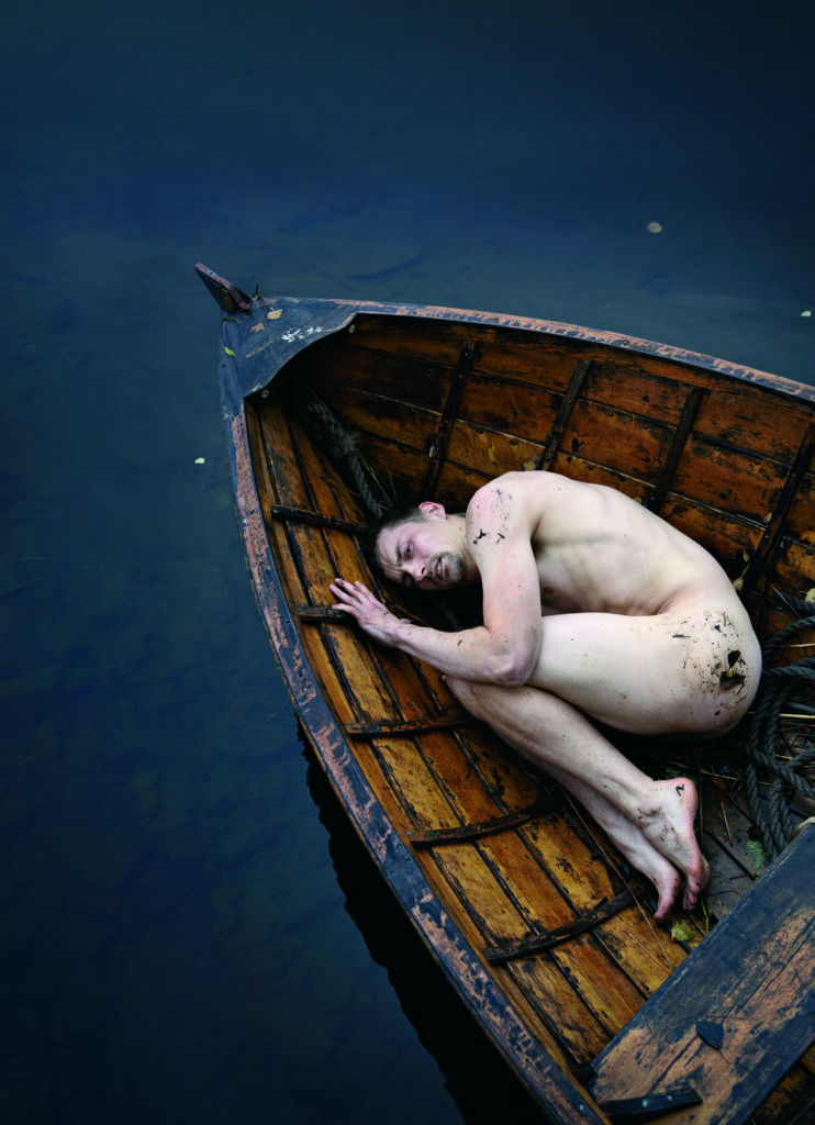 Juha-esitys ansaitsi paremmat kuvat kuin tällä erää on tarjolla. Tässä veneessä kyyhöttää sikiöasennossa Juhan roolin mestarimaisesti tekevä Antti Lahti. (Kuva: Tampereen Teatteri)