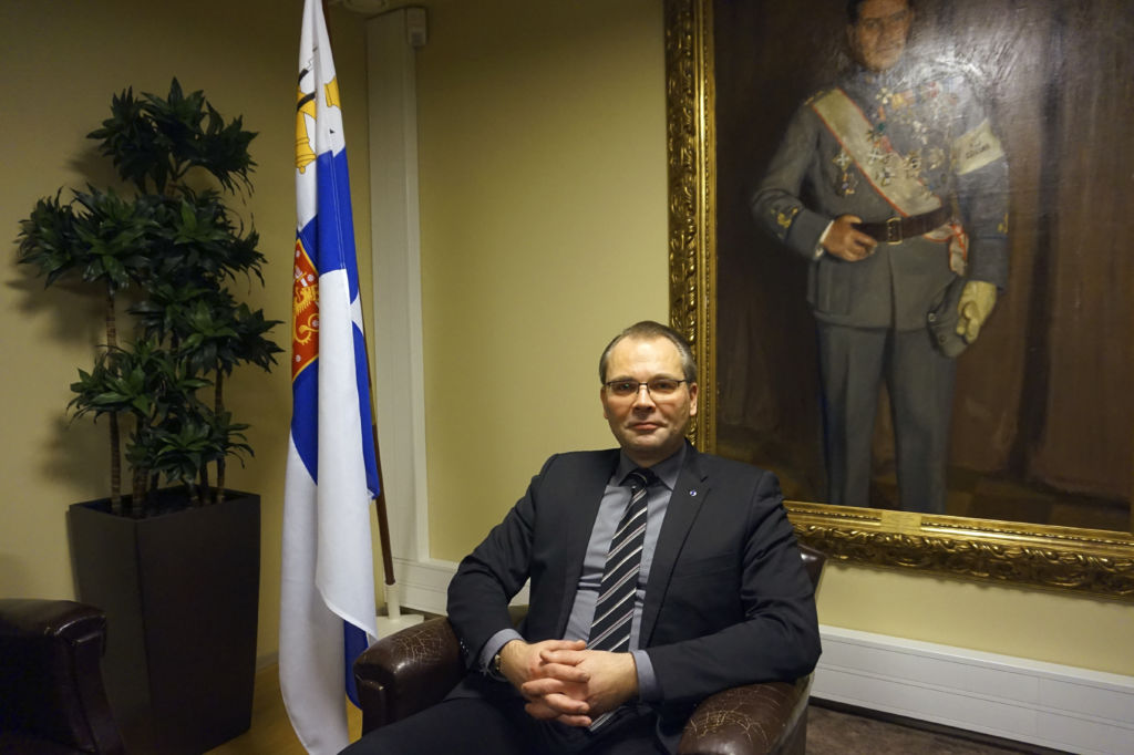 Puolustusministeri Jussi Niinistö sanoo, että 2020-luvulla maahamme rakennettaneen kokonaan uusi varuskunta tai jotakin olemassa olevaa varuskuntaa laajennetaan merkittävästi. Hänen mukaansa ilma- ja merivoimat ovat hyvässä iskukunnossa, mutta maavoimat tarvitsevat vahvistamista. (Kuva: Matti Pulkkinen)