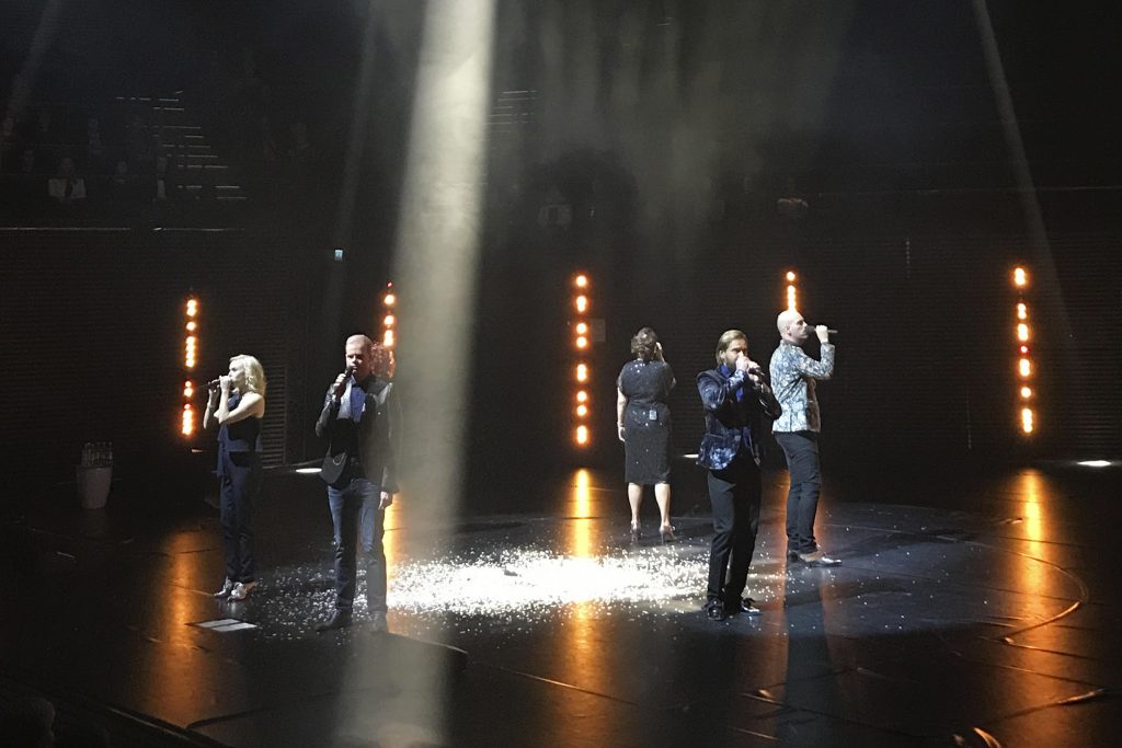 Aili Ikonen (vas.), Ahti Paunu, Essi Wuorela, Hannu Lepola ja Jussi Chydenius valloittivat tiistai-iltana Tampere-talon Ison salin yleisön. Rajaton joulu saapui Manseen. (Kuva: Tiina Vihtkari)