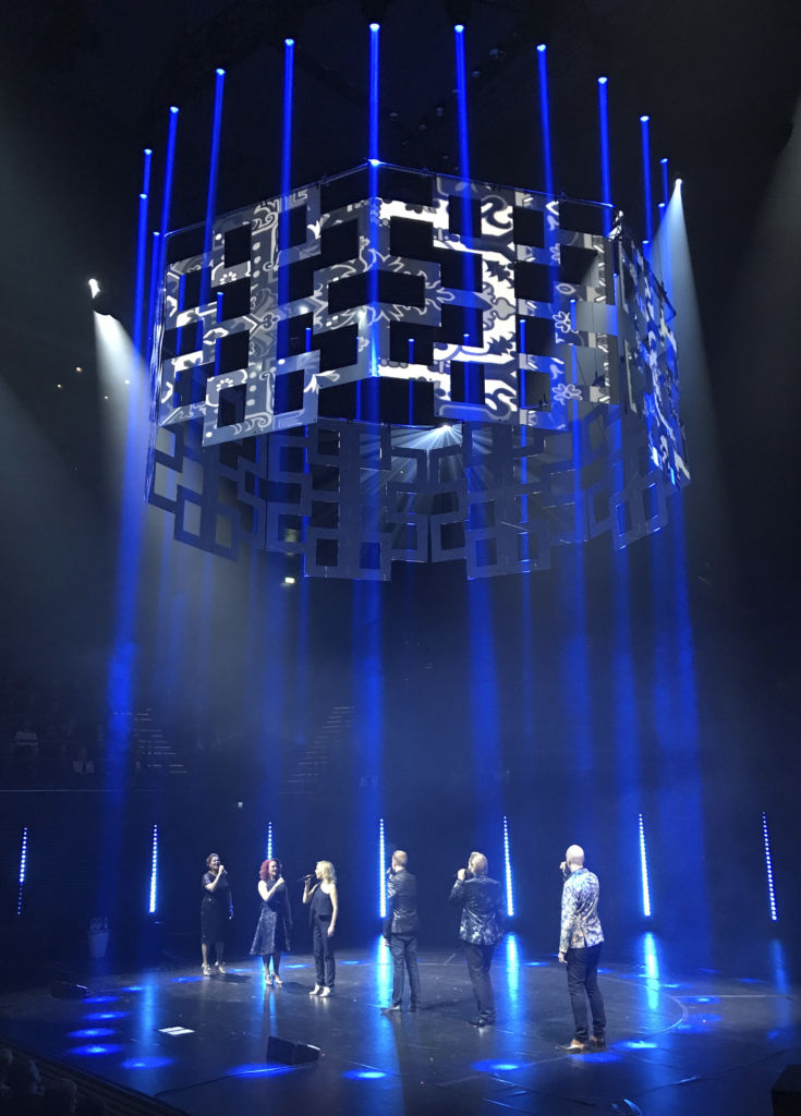 Rajaton-lauluyhtyeen joulukonsertti on suurtapaus. Esitys koostuu taiturimaisesta laulusta ja kauniista koreografiasta. (Kuva: Tiina Vihtkari)