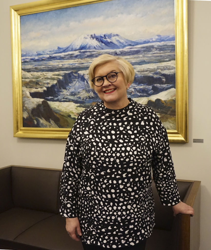 - Maakunta- ja sosiaali- ja terveydenhuollon uudistuksen toteutuminen on kaikkien 311 kunnan etu. On muistettava, että kunnat ja maakunnat ovat jatkossa tärkeitä yhteistyökumppaneita. Lisäksi kunnat ansaitsevat vihdoinkin työrauhan, Anu Vehviläinen sanoo.