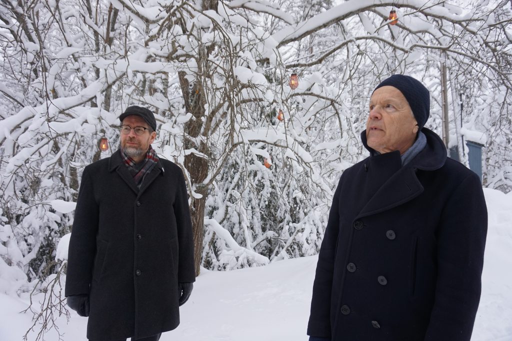 Säveltäjät Hannu Pohjannoro (vas.) ja Olli Kortekangas ovat erittäin innostuneita Urkin Piilopirtin Tampereen ammattikorkeakoulun säveltäjän suuntautumispolun kymmenelle opiskelijalle antamasta tilaustyöstä. Sävellysoppilaat tekevät teoksia muun muassa puiden innoittamina. (Kuva: Matti Pulkkinen)