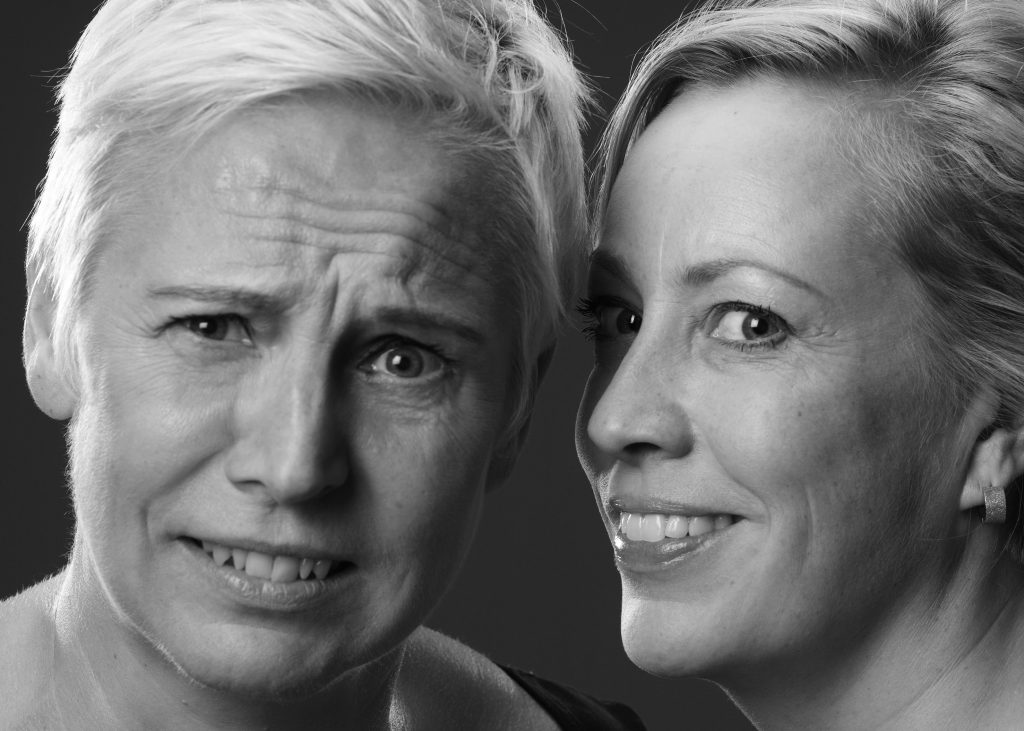 Tämä valokuva on kiltti. Sillä ei ole muuta tekemistä Häpeä-komedian kanssa kuin että otoksessa poseeraavat kiltisti käsikirjoittajat ja näyttelijät Mari Turunen ja Kaisa Hela. Häpeän jakamisesta saisi sellaisen kuvakavalkadin, että heikommalta salpautuisi henki. Tässä on esitys, joka jokaisen häpeässä piehtaroivan olisi nähtävä.