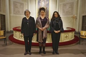 Lena Labart, Kirsi-Kaisa Sinisalo ja Ella Pyhältö toimivat hyvän olon lähettiläinä, kun he tulkitsevat emerituspiispa Irja Askolan havahduttavia runoja. Kolmikko esiintyi sunnuntaina Tampereella Aleksanterin kirkossa. (Kuva: Matti Pulkkinen)