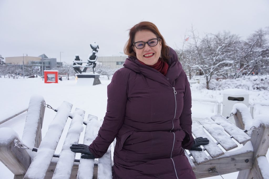 - Se, että huutolaisen pojan ja palvelijan tyttären tytöstä tulee maaherran virkaa vastaava aluehallintoviraston ylijohtaja, kertoo suomalaisen paikallishallinnon eli kuntakentän toimivuuden upeudesta, Kuntaliiton uusi toimitusjohtaja Minna Karhunen korostaa.