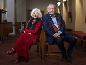 Mestarit näyttämöllä! Seela Sella ja Esko Roine sanovat SEN sanoin sydänverellään sekä ilon ja surun kyynelillään Rakkauskirjeitä-lukudraanassa. (Kuva: Tampereen Teatteri)