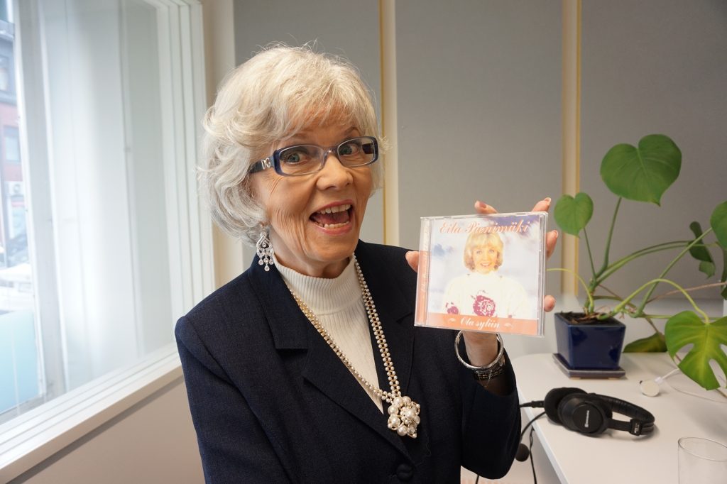 Eila Pienimäki viettää maanantaina 80-vuotispäiväänsä. Sunnuntaina 24. helmikuuta hän nousee Jämi-areenan estradille kuusi vuosikymmentä kestäneen taiteilijauransa ansiosta. (Kuva: Matti Pulkkinen)