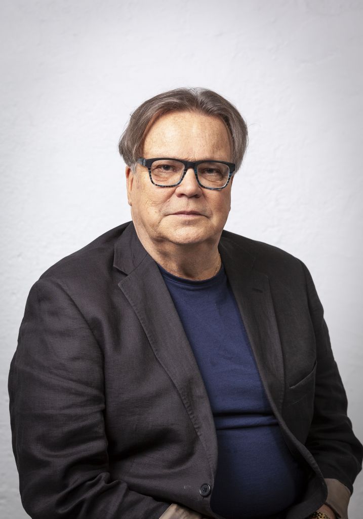 Hannu Huuska suunnittelee monologia, jonka sisältö kumpuaa kirjailija Pentti Holapan tuotannosta. Huuska uskoo teoksen ohjaamisen pitkäaikaiselle luottoystävälleen Sina Kujansuulle. (Kuva: Hämeenlinnan teatteri)