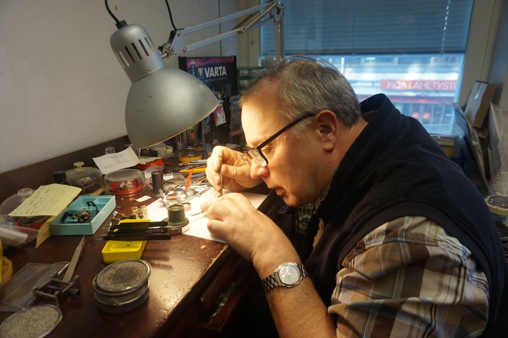 Kelloseppä Jukka Autio on arvostettu kellojen korjaaja. Alan palvelut säilyvät Tampereella. (Kuva: Matti Pulkkinen)