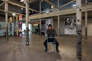 Sarjakuvan läänintaiteilija Ville Pirinen ehdottaa Tamperetta Suomen sarjakuvan pääkaupungiksi. Nimeämisen voisi hänen mielestään tehdä vuonna 2026, jolloin Mansen pitäisi olla myös Euroopan kulttuuripääkaupunki. (Kuva: Matti Pulkkinen)