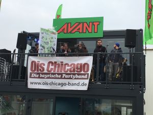 Avant Tecno Oy oli kymmenettä kertaa Bauma-messuilla. Juhlan kunniaksi Avant Tecno Deutschland GmbH:n toimitusjohtaja Jörg Majoli antoi Risto ja Jani Käkelälle taulun. (Kuva: avant Tecno Oy)