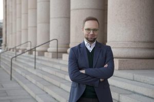 - Vihreät voittivat niin Suomessa kuin isosti koko Euroopassa. Pärjäämisemme kertoo siitä, etteivät suomalaiset halua sulkea oviaan eivätkä ikkunoitaan muulta maailmalta, Olli-Poika Parviainen sanoo.