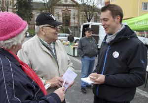 Keskustan kansanedustaja Jouni Ovaska (oik.) sanoo kokoomuksen itsensä olevan syypää siihen, ettei puolue ole nyt hallituskeskusteluissa. (Kuva: Akaan Seudun arkisto)