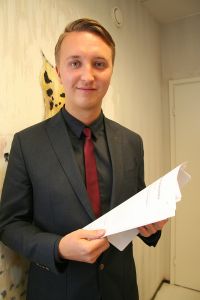 SDP:n kansanedustaja Ilmari Nurminen on lukenut puolueiden antamat vastaukset hallitustunnustelija Antti Rinteelle. Nurmisen mukaan Rinteen valinnat ovat osuneet oikeisiin puolueisiin. (Kuva: Akaan Seudun arkisto)