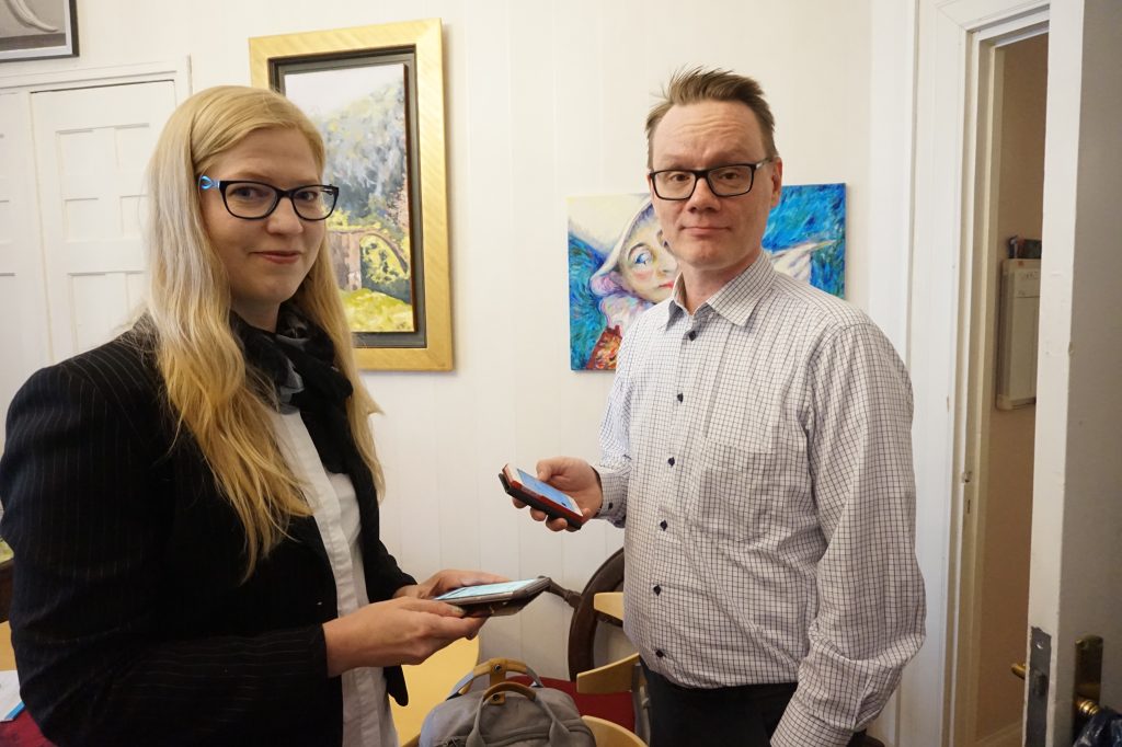 Yrityksissä on nyt huutava tarve tekoälylle. Pirkanmaalaiset yritykset ovat onnellisessa asemassa, sillä ne voivat hyödyntää täysin maksutonta älykkäiden koneiden tekoälykeskuksen Al Hub Tampereen neutraaleja asiantuntijapalveluita. Yrittäjät, ottakaa yhteyttä apulaisprofessori Heikki Huttuseen tai koordinaattori Ritva Savonsaareen. (Kuva: Matti Pulkkinen)