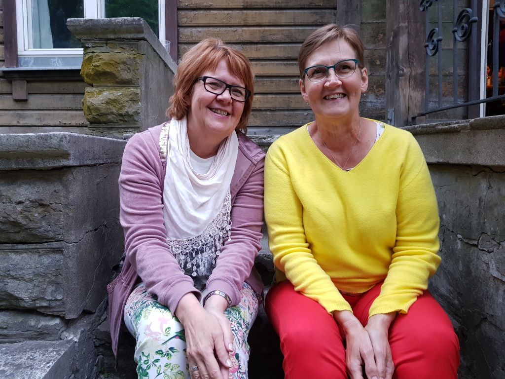 Sini Syrjä (vas.) ja Birgitta Puisto ovat konkareita Tallinnan laulujuhlilla. (Kuva: Matti Pulkkinen)