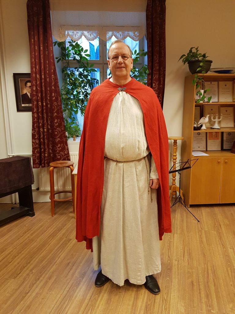 Tallinnan laulujuhlat ovat kansallis- ja kansanpukujen loistoa. Riho Ridbeck osallistuu tekstiilitaiteilijan luomassa asussa muiden kamarikuorolaisten kanssa. (Kuva: Matti Pulkkinen)