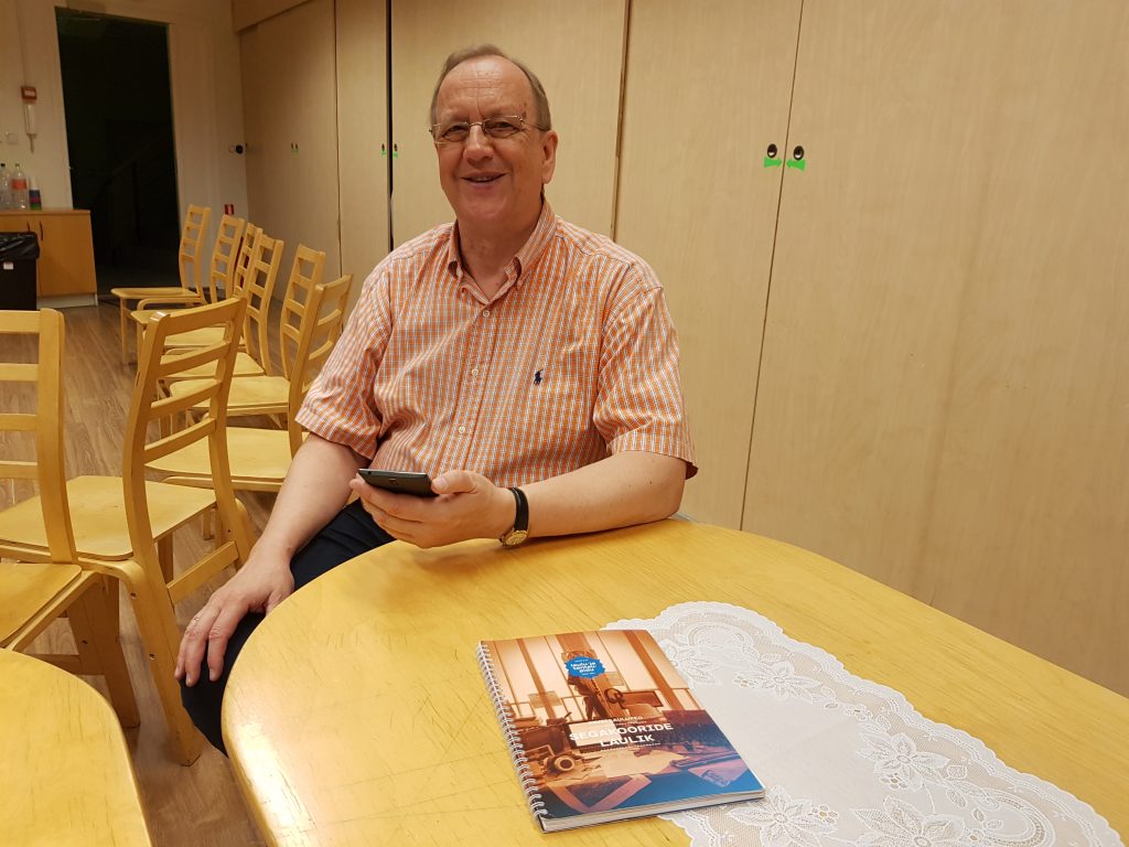 Muusikko Riho Ridbeck johtaa Pyhän Hengen seurakunnan kamarikuoroa, jonka kanssa Ylöjärven seurakunnan kamarikuorolaiset osallistuvat Tallinnan laulujuhlille. (Kuva: Matti Pulkkinen)