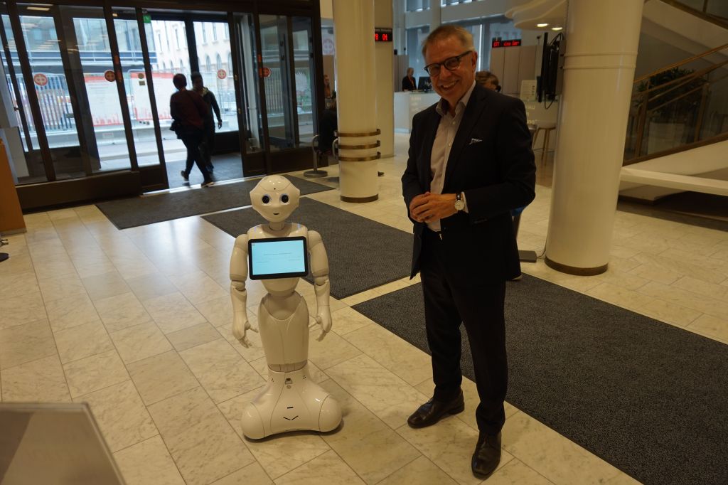 Mikko Rosenlund onnittelee OP Ryhmää siitä, että se on palannut osuustoiminnan juurille. Sen vahvuus on yhteisöllisyys. Ryhmä on tienraivaaja finanssitavaratalona. Konkaripankkiiri on vakuuttunut siitä, että OP Ryhmä kehittää palveluitaan vastaisuudessakin toimialan eturivissä. (Kuva: Matti Pulkkinen)