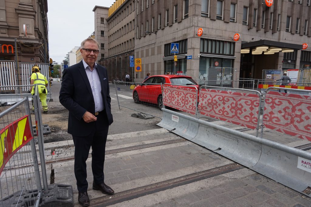 OP Tampereen eläkkeelle jäävä toimitusjohtaja Mikko Rosenlund kiittelee Tampereen mittavia tulevaisuusinvestointeja. Hänen mielestään valtakunnan kakkoskasvukeskus menestyy tulevaisuudessakin, kun täällä huolehditaan vahvasta etukenosta osaamisessa ja tavoitteellisuudessa. (Kuva: Matti Pulkkinen)