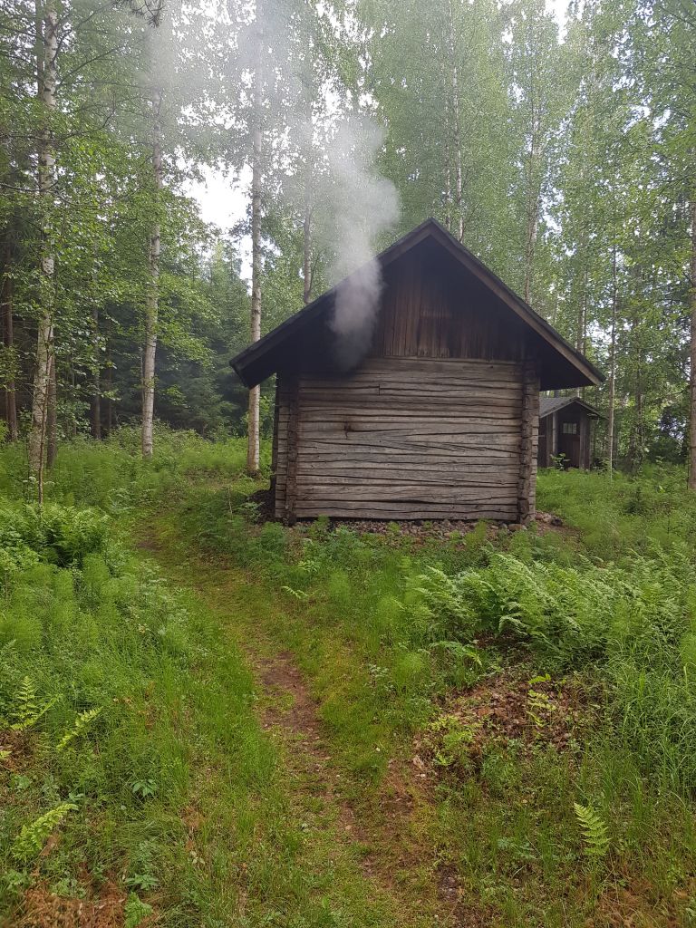Enemmän saunaa! on yksi kulttuuripääkaupunkihaun teema. Pirkanmaalla onkin konkreettisesti vahva saunomisen perinne. Tämä vanha savusauna lämpiää Kuhmalahden Vehkajärvellä Pajulanjärven rannalla. (Kuva: Matti Pulkkinen)