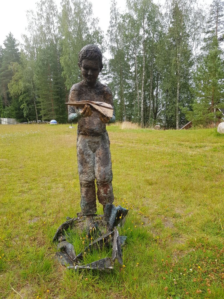 Tampereen ja Pirkanmaan kulttuuripääkaupunkihanke haastaa kaikki kynnelle kykenevät ihmiset miettimään ja keksimään ohjelmaehdotuksia. Tämä veistokseksi valettu poika antaa ajatuksensa lentää paperista taittelemansa lennokin tavoin. Veistos kuuluu Urkin piilopirtin taidekokoelmiin. (Kuva: Matti Pulkkinen)