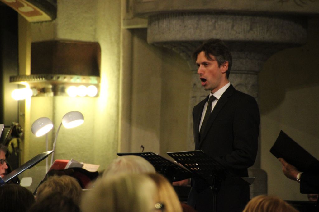 Baritoni Jussi Lehtipuu kohosi Juoksuhautojen jälkeen -konserttiversion vahvimmaksi lenkiksi maanantai-iltaisessa teoksen ensiesityksessä Tampereen tuomiokirkossa. (Kuva: Jussi Haapaniemi)