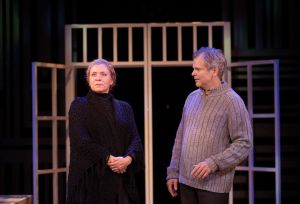 Heta ja Akusti muuttavat avioiduttuaan Muumäelle, joka on vaatimaton tönö. Hetan päämääränä on nostaa Muumäki mahtitilaksi. Hän hyväksyy Akustin toimet Muumäen vaurustattimiseksi, vaikka mies ei hyväksytytä ratkaisuja vaimollaan. Avioliitto on rakkaudeton. Nimirooleissa nähdään kiitettävästi osansa tekevät ammattilaiset Eeva Hakulinen ja Teijo Eloranta. (Kuva: Heikki Järvinen)