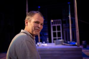 Akusti kuolee monen touhun miehenä ja kunnallisneuvoksena. Teijo Eloranta antaa kasvot rakastavalle isälle, ahkeralle maanviljelijälle sekä vastuulliselle aviopuolisolle. (Kuva: Heikki Järvinen)